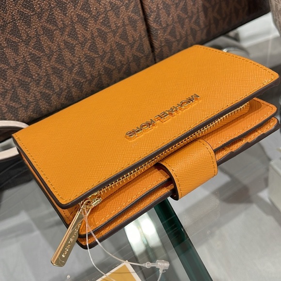 MICHAEL KORS
Medium Crossgrain Leather Wallet
Cider
NWT - Picture 12 of 16